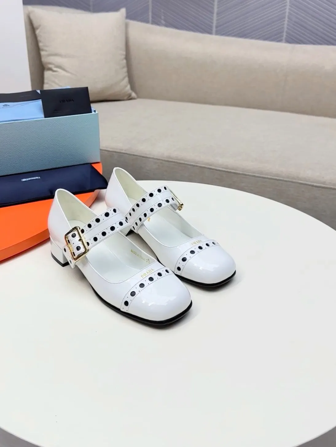 👟👟Ex-factory price 600👟👟🛒…………PRADA 2025 series loafers! At first glance, it looks both classic and versatile! No need to worry about the texture and feel of your feet! 🕳️🕳️🕳️ ____________________✍️ The simple combination is very eye-catching and atmospheric. I sincerely recommend you to buy it! Extremely versatile! Its square toe design is suitable for all kinds of female foot shapes and can be easily controlled. It is comfortable on the foot and does not squeeze the foot. The soul of the whole pair of shoes is the bias-cut design! The craftsmanship of this shoe upper is not easy to make. It seems to be quite simple, but it is much more expensive than making boots and has a high scrapability! ●━━━━━━───── Upper: imported soft cow patent leather ●━━━━━━───── Lining: silk lambskin, fine and firm leather, very soft and breathable ●━━━━━━───── Outsole: Imported Italian genuine leather outsole ➕Forefoot injection molding, high-grade and non-slip ●━━━━━━───── Heel height: 4.5cm ●━━━━━━───── Warm reminder: This shoe is an authentic sole series and you must pay attention to precautions when trying it on. Returns and exchanges are not supported if there are marks on the outsole. You can change the size and style within 15 days. Unconditional returns are not supported. Thank you for your support🙏🙏Happy cooperation.